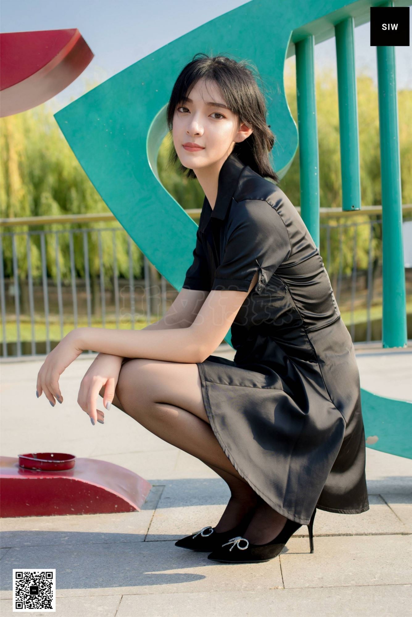 SIW斯文传媒 091 思琪 真丝修身超短低腰裙